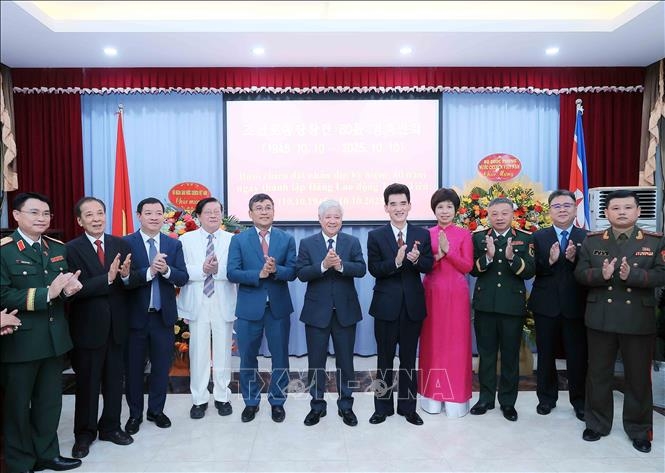 Ông Đỗ Văn Chiến, Ủy viên Bộ Chính trị, Bí thư Trung ương Đảng, Chủ tịch Ủy ban Trung ương Mặt trận Tổ quốc Việt Nam với các đại biểu. Ảnh: TTXVN.
