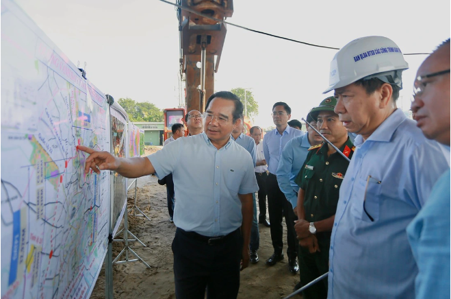 Chủ tịch UBND TP.HCM Nguyễn Văn Được thị sát tại dự án Vành đai 3 (đoạn giáp huyện Củ Chi và tỉnh Bình Dương cũ). Ảnh: Châu Tuấn/Tuổi trẻ.