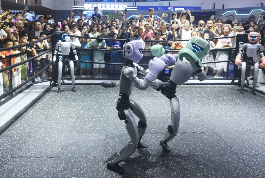 Hai robot hình người Unitree chiến đấu trên võ đài quyền anh trong triển lãm công nghệ ở Hàng Châu, Chiết Giang, vào ngày 28 tháng 9 năm 2025