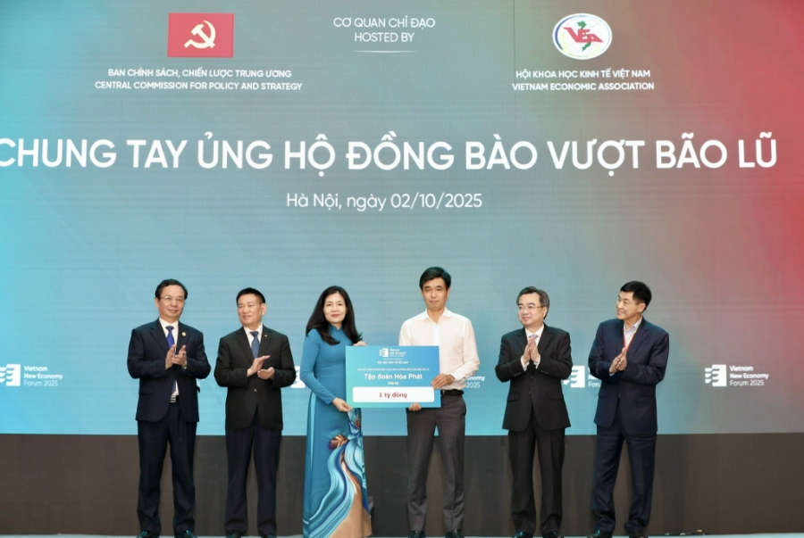 Đại diện Tập đoàn Hòa Phát trao tặng 1 tỷ đồng. Ảnh: Việt Dũng.