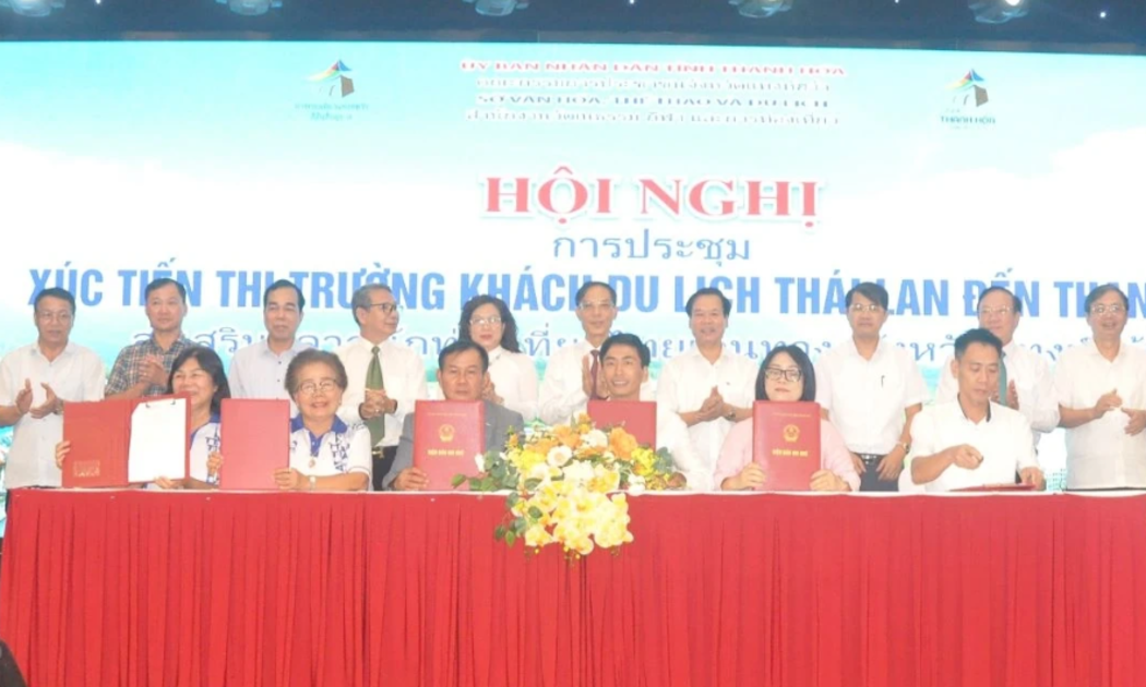 Các doanh nghiệp du lịch tỉnh Thanh Hóa và Thái Lan ký kết Biên bản ghi nhớ hợp tác du lịch. Ảnh: Nguyễn Đạt