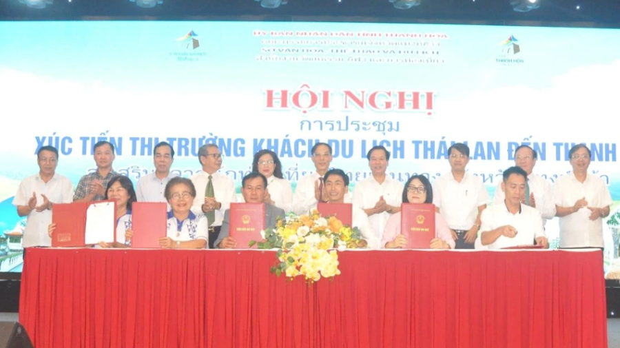 Các doanh nghiệp du lịch tỉnh Thanh Hóa và Thái Lan ký kết Biên bản ghi nhớ hợp tác du lịch. Ảnh: Nguyễn Đạt