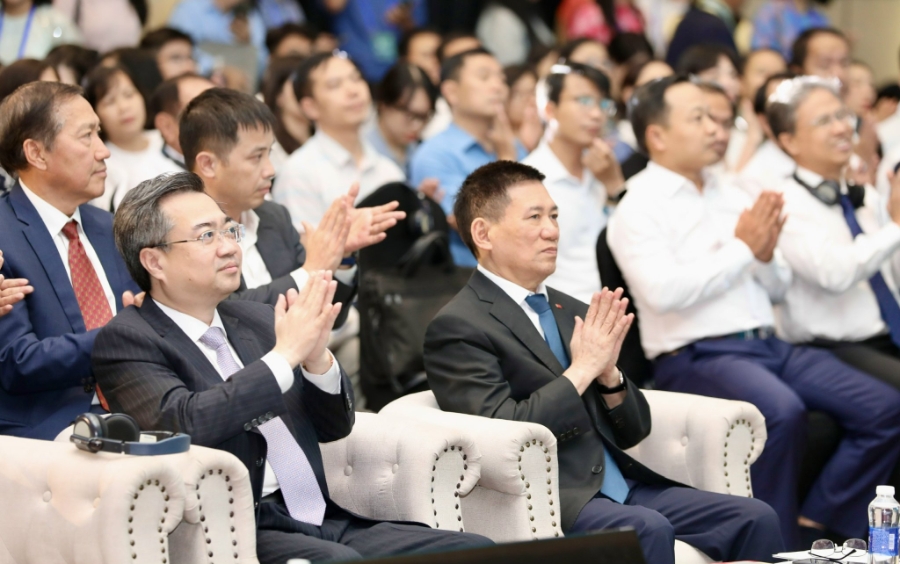 Trưởng Ban Chính sách, Chiến lược Trung ương Nguyễn Thanh Nghị và Phó Thủ tướng Chính phủ Hồ Đức Phớc dự diễn đàn.
