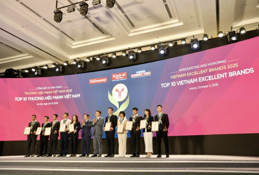 Năm 2025, các doanh nghiệp được vinh danh Top 10 Thương hiệu Mạnh Việt Nam, bao gồm: Tập đoàn Công nghiệp - Năng lượng Quốc gia Việt Nam (Petrovietnam); Tập đoàn Điện lực Việt Nam; Tập đoàn Công nghiệp – Viễn thông Quân đội; Ngân hàng TMCP Ngoại thương Việt Nam; Tập đoàn Vingroup; Công ty Cổ phần Tập đoàn Trường Hải; Tập đoàn Sun Group; Công ty Cổ phần Sữa Việt Nam; Công ty Cổ phần FPT; Nhà sáng lập Ecopark. Ảnh: Việt Dũng.