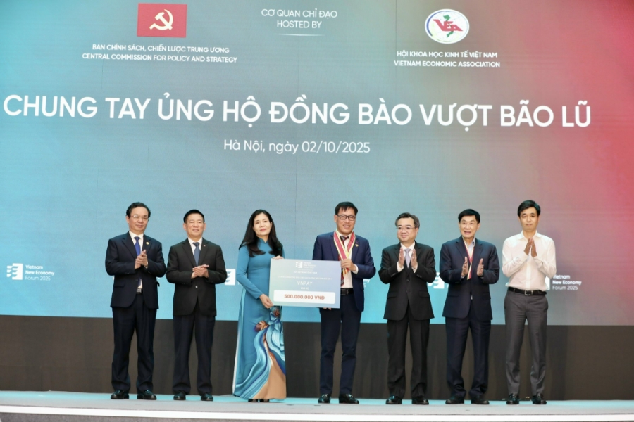 Đại diện Công ty Cổ phần Giải pháp thanh toán Việt Nam (VNPAY) trao tặng 500 triệu đồng. Ảnh: Việt Dũng.