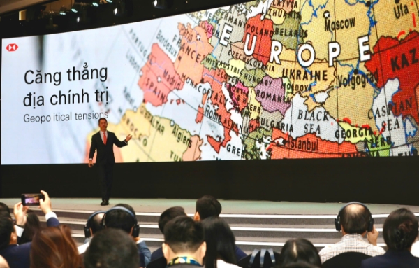 Tổng Giám đốc Ngân hàng HSBC Việt Nam, ông Tim Evans, trình bày bài tham luận  "Thổi bùng khát vọng vươn mình" tại VNEF 2025.