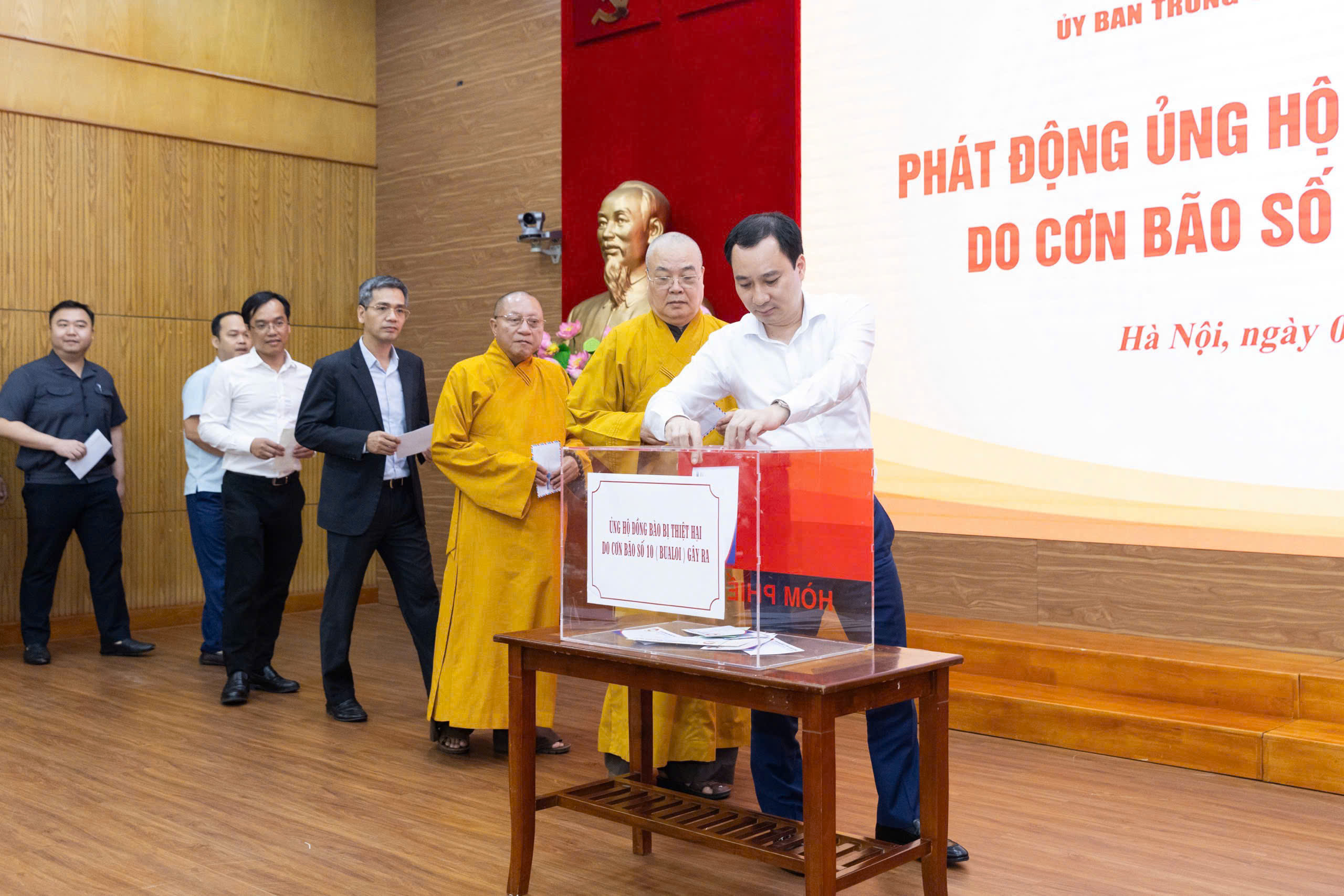 Các cơ quan, đoàn thể, doanh nghiệp... ủng hộ đồng bào chịu ảnh hưởng bởi cơn bão số 10.