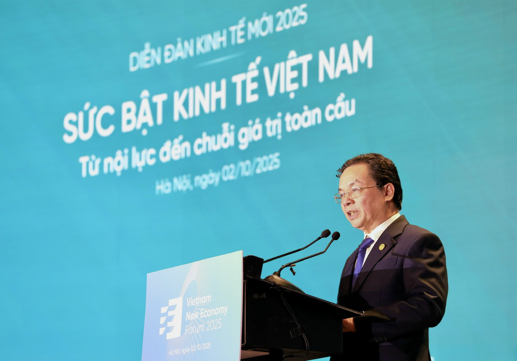 GS.TS. Hoàng Văn Cường, Thành viên Hội đồng Tư vấn chính sách của Thủ tướng Chính phủ, Phó Chủ tịch Hội Khoa học Kinh tế Việt Nam, chỉ ra rằng nội lực của nền kinh tế chưa được phát huy tối đa. Xuất khẩu phụ thuộc chủ yếu vào khu vực FDI (chiếm tới trên 70%). Sự kết nối và lan tỏa từ khu vực FDI sang các doanh nghiệp trong nước còn rất hạn chế...