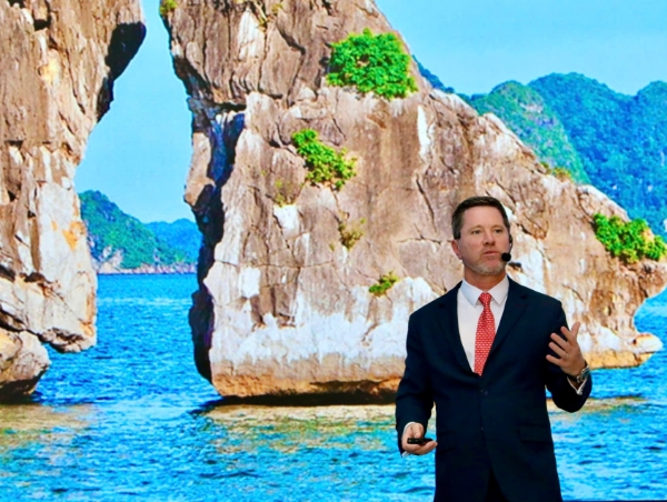 Tổng Giám đốc Ngân hàng HSBC Việt Nam, ông Tim Evans, trình bày bài tham luận: 