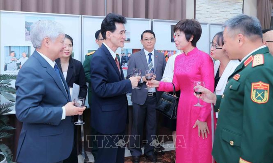 Các đại biểu chúc mừng Đại sứ cùng cán bộ nhân viên Đại sứ quan Triều Tiên tại Việt Nam nhân dịp kỷ niệm 80 năm ngày thành lập Đảng Lao động Triều Tiên (10/10/1954 - 10/10/2025). Ảnh: TTXVN.