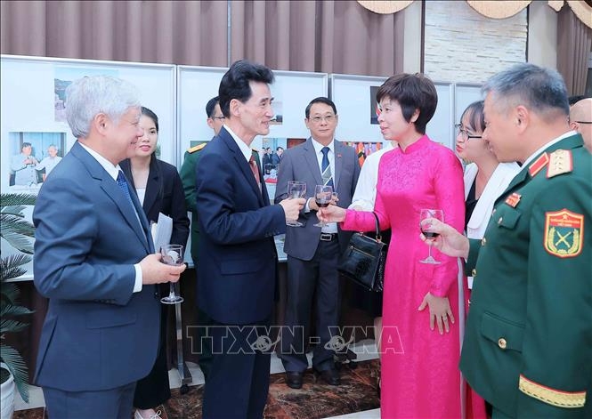 Các đại biểu chúc mừng Đại sứ cùng cán bộ nhân viên Đại sứ quan Triều Tiên tại Việt Nam nhân dịp kỷ niệm 80 năm ngày thành lập Đảng Lao động Triều Tiên (10/10/1954 - 10/10/2025). Ảnh: TTXVN.