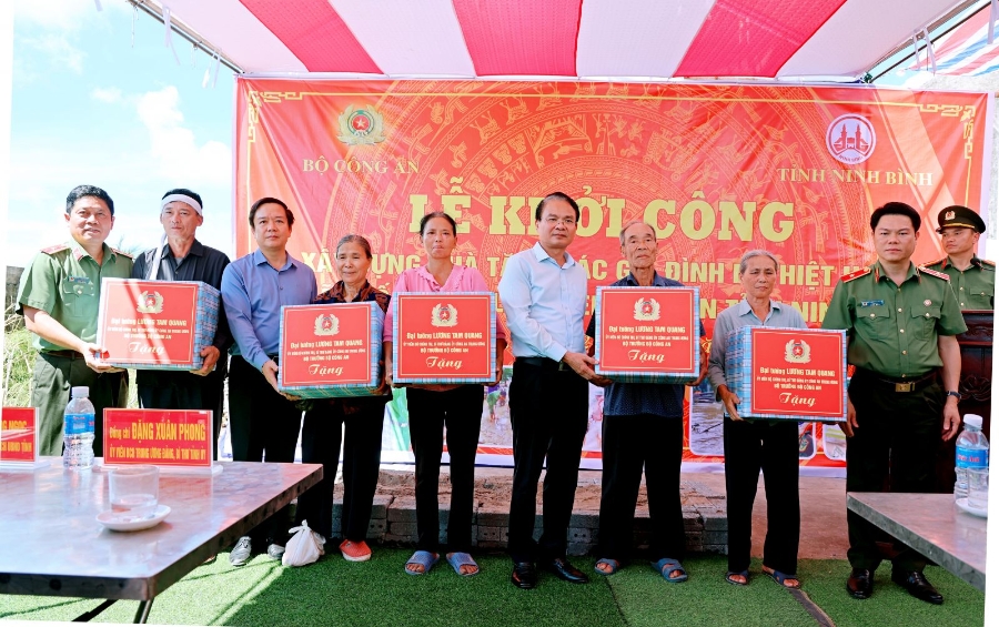 Các hộ gia đình bị thiệt hại do thiên tai nhận quà của Đại tướng Lương Tam Quang, Bộ trưởng Bộ Công an và quà của Bí thư Tỉnh ủy Ninh Bình Đặng Xuân Phong