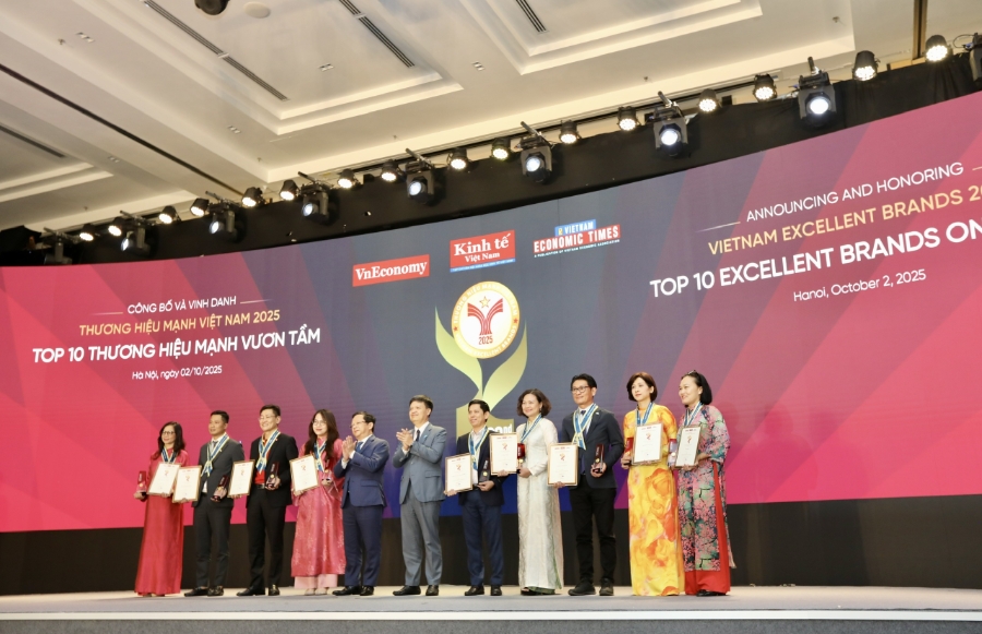 Ban Tổ chức cũng vinh danh Top 10 Thương hiệu Mạnh Vươn tầm, bao gồm các doanh nghiệp: Công ty Cổ phần Tập đoàn Hòa Phát; Tập đoàn CT Group; Tập đoàn Công nghệ CMC; Tập đoàn Dệt May Việt Nam; Công ty Cổ phần Hàng không Vietjet; Tập đoàn TH; Công ty TNHH Kinh doanh Thương mại và Dịch vụ VinFast; Công ty Cổ phần Du lịch Vietravel; Công ty Cổ phần Gỗ An Cường. Ảnh: Việt Dũng.
