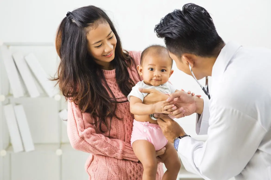 Ghi nhận tại Bệnh viện Nhi Trung ương, nhiều bà mẹ chưa thật sự quan tâm đến lịch sử tiêm chủng của con.