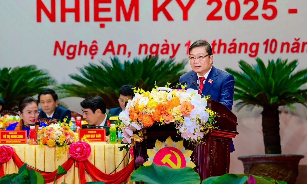 Phó Bí thư Tỉnh ủy, Chủ tịch UBND tỉnh Nghệ An Lê Hồng Vinh trình bày tóm tắt báo cáo chính trị
