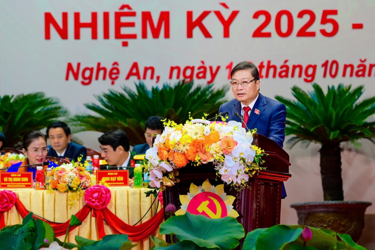 Phó Bí thư Tỉnh ủy, Chủ tịch UBND tỉnh Nghệ An Lê Hồng Vinh trình bày tóm tắt báo cáo chính trị