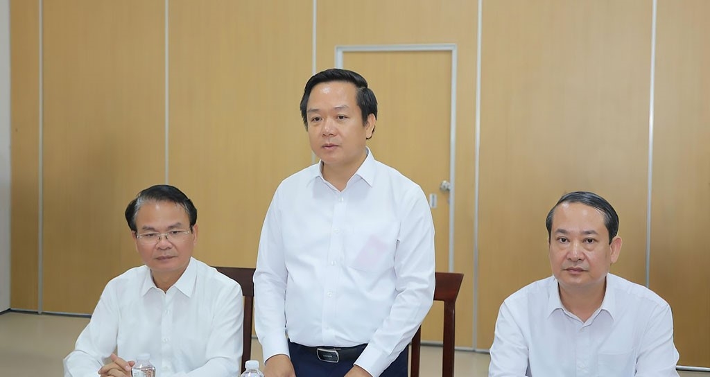 Ông Phạm Quang Ngọc - Chủ tịch UBND tỉnh Ninh Bình báo cáo tình hình thiệt hại do cơn bão số 10 gây ra trên địa bàn tỉnh. Ảnh: Anh Tuấn