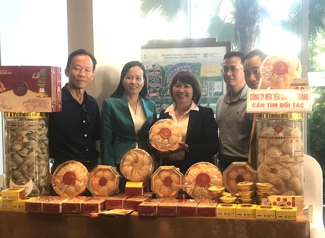 Giới thiệu sản phẩm yến sào Quảng Nam tại hành lang hội nghị. Ảnh: Ngô Anh Văn.