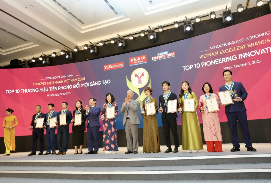 Thương hiệu Tiên phong Đổi mới sáng tạo gồm các doanh nghiệp: Công ty Cổ phần Chứng khoán DNSE; Ngân hàng TMCP Xuất nhập khẩu Việt Nam; Công ty TNHH Grab; Công ty Cổ phần Tập đoàn Kỹ thuật và Công nghiệp Việt Nam; Công ty Cổ phần Tập đoàn Meey Land (Meey Group); Công ty Cổ phần MISA; Công ty Cổ phần Tập đoàn MK; Ngân hàng TMCP Sài Gòn Thương Tín; Tập đoàn Sunshine; Công ty Cổ phần Giải pháp Thanh toán Việt Nam (VNPAY). Ảnh: Việt Dũng.