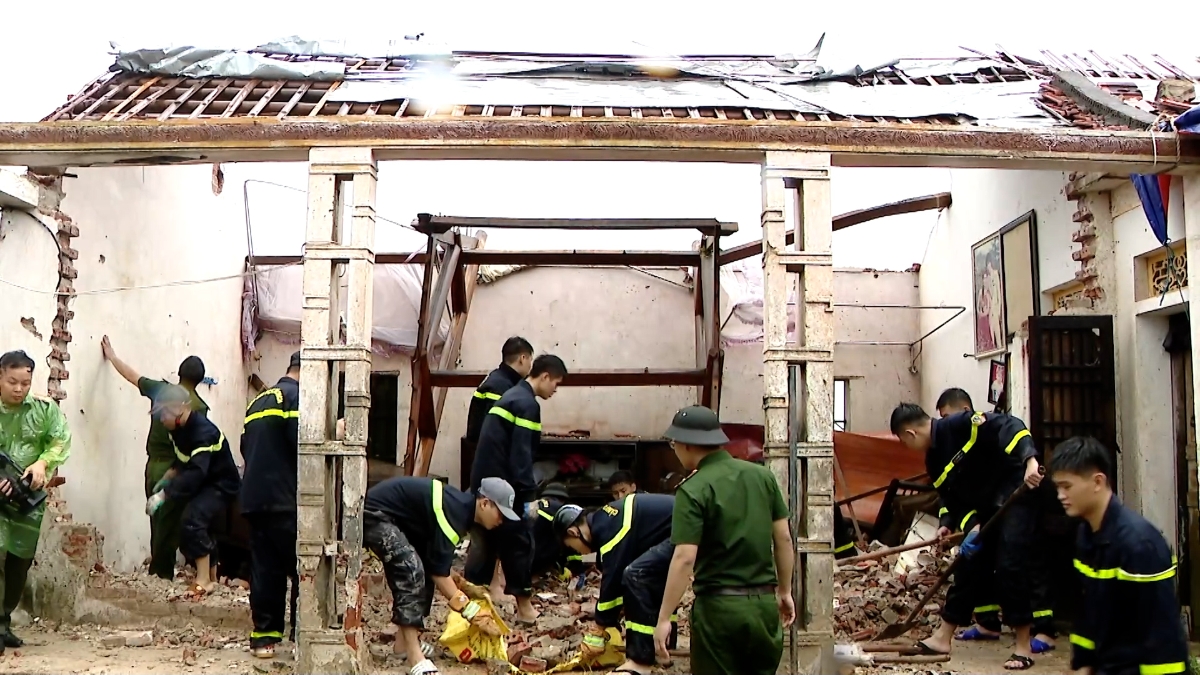 Các chiến sĩ Công an đang hỗ trợ người dân khắc phục hậu quả do Bão số 10 gây ra. Ảnh VPG.