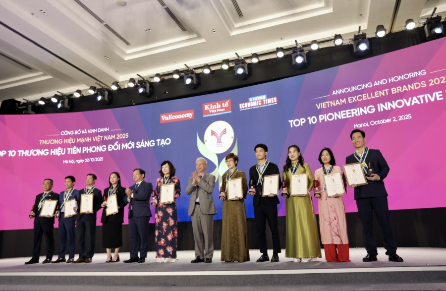 Ông Nguyễn Đức Hiển, Phó Trưởng Ban Chính sách, Chiến lược Trung ương, và ông Đào Quang Bính, Phó Chủ tịch Hội đồng Biên tập Tạp chí Kinh tế Việt Nam – VnEconomy, trao chứng nhận cho các thương hiệu được vinh danh. Ảnh: Việt Dũng.