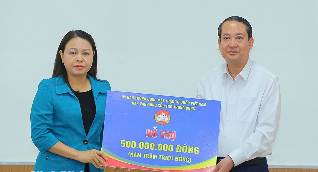 Đồng chí Nguyễn Thị Thu Hà, Phó Chủ tịch, Tổng Thư ký Ủy ban Trung ương MTTQ Việt Nam trao hỗ trợ cho tỉnh Ninh Bình. Ảnh: Anh Tuấn