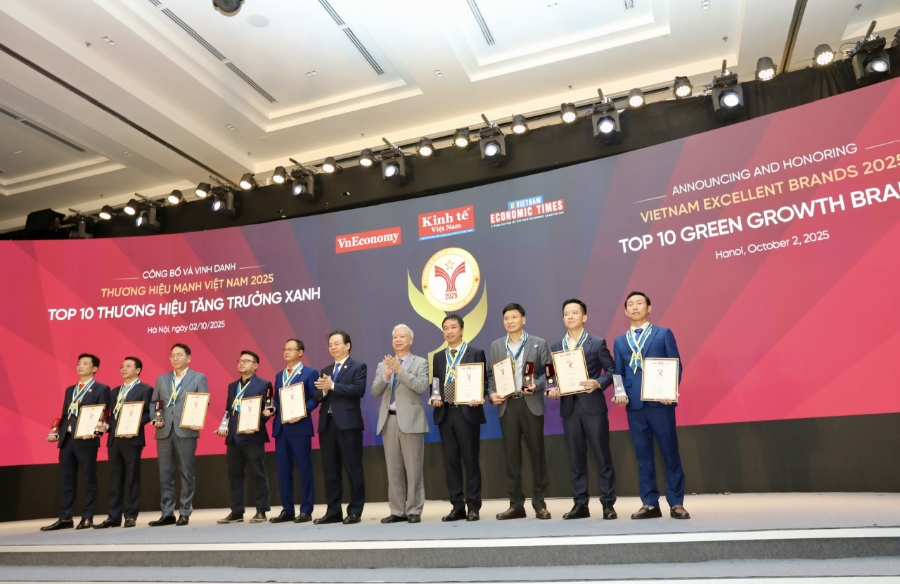 Các doanh nghiệp Alena Energy; Công ty Cổ phần Dây Cáp điện Việt Nam (CADIVI); Tập đoàn CNCTech; Công ty Cổ phần Đầu tư và Phát triển Bất động sản HUDLAND; Công ty Cổ phần Mía đường Lam Sơn; Công ty Cổ phần Trung tâm Thương mại LOTTE Việt Nam; Công ty Cổ phần Tập đoàn Năng lượng T&T; Công ty Cổ phần Đầu tư Xây dựng VITECCONS; Công ty Yến sào Khánh Hoà, được vinh danh ở hạng mục Thương hiệu Tăng trưởng Xanh. Ảnh: Việt Dũng.