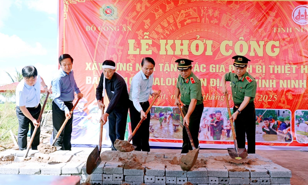 Các đại biểu thực hiện nghi thức khởi công xây dựng nhà ở