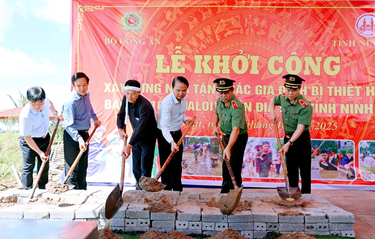 Các đại biểu thực hiện nghi thức khởi công xây dựng nhà ở