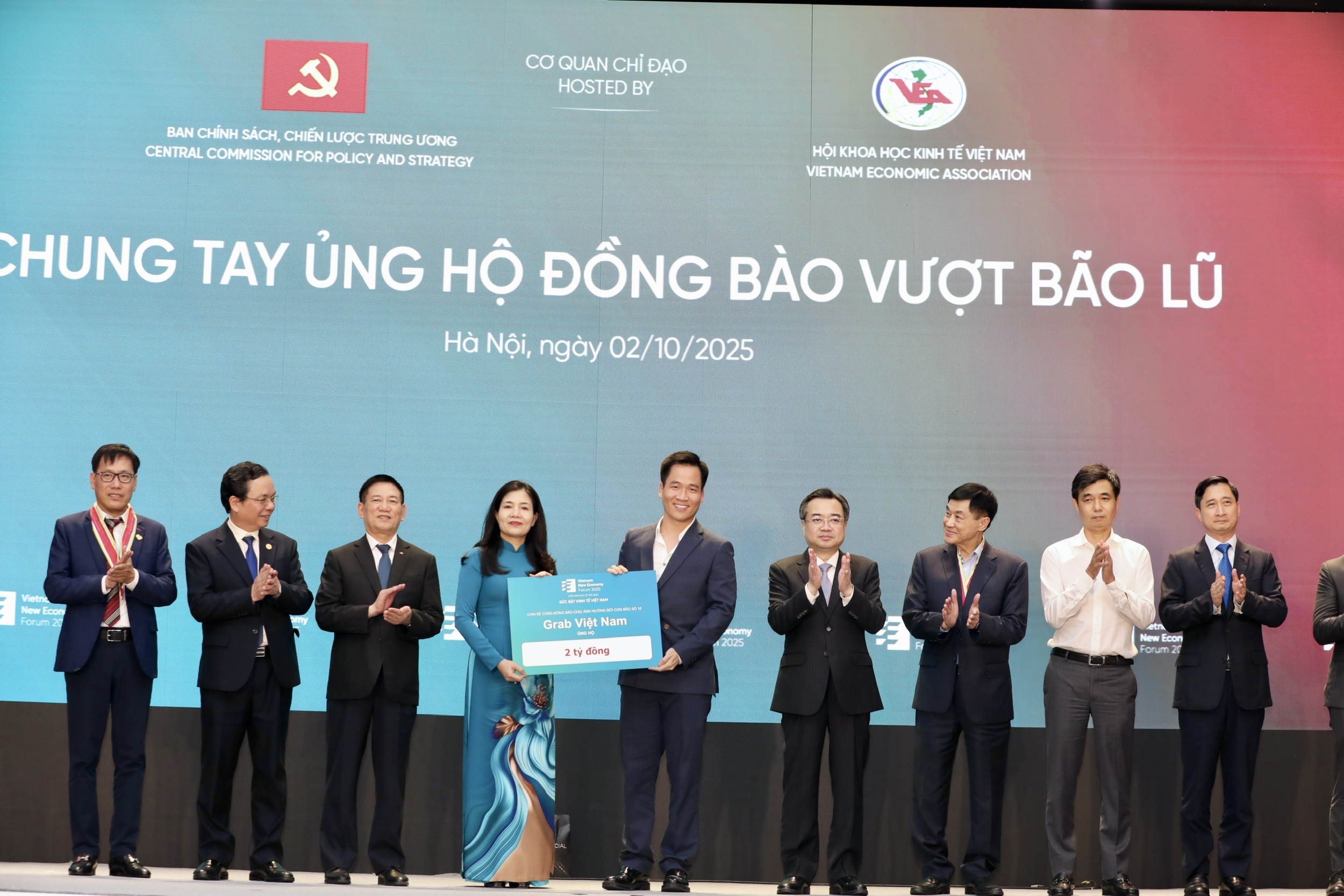 Đại diện Công ty Grab trao tặng 2 tỷ đồng. Ảnh: Việt Dũng.