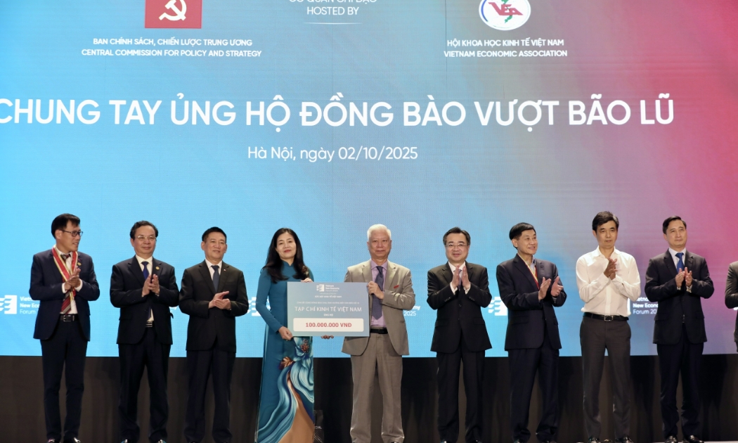 Ông Đào Quang Bính, Phó Chủ tịch Hội đồng Biên tập Tạp chí Kinh tế Việt Nam – VnEconomy, trao ủng hộ đồng bào. Ảnh: Việt Dũng.