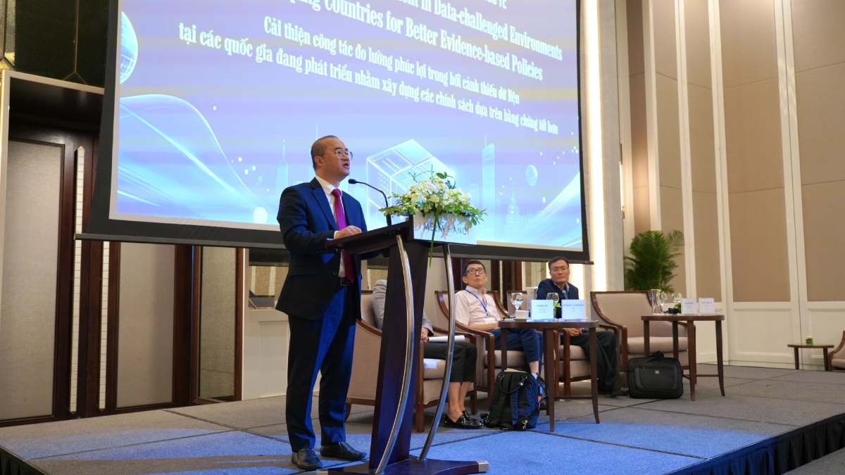 PGS.TS. Nguyễn Trúc Lê, Bí thư Đảng uỷ, Chủ tịch Hội đồng trường, Trường Đại học Kinh tế - Đại học Quốc gia Hà NộI chia sẻ tại hội nghị. Ảnh: Thanh Mai.