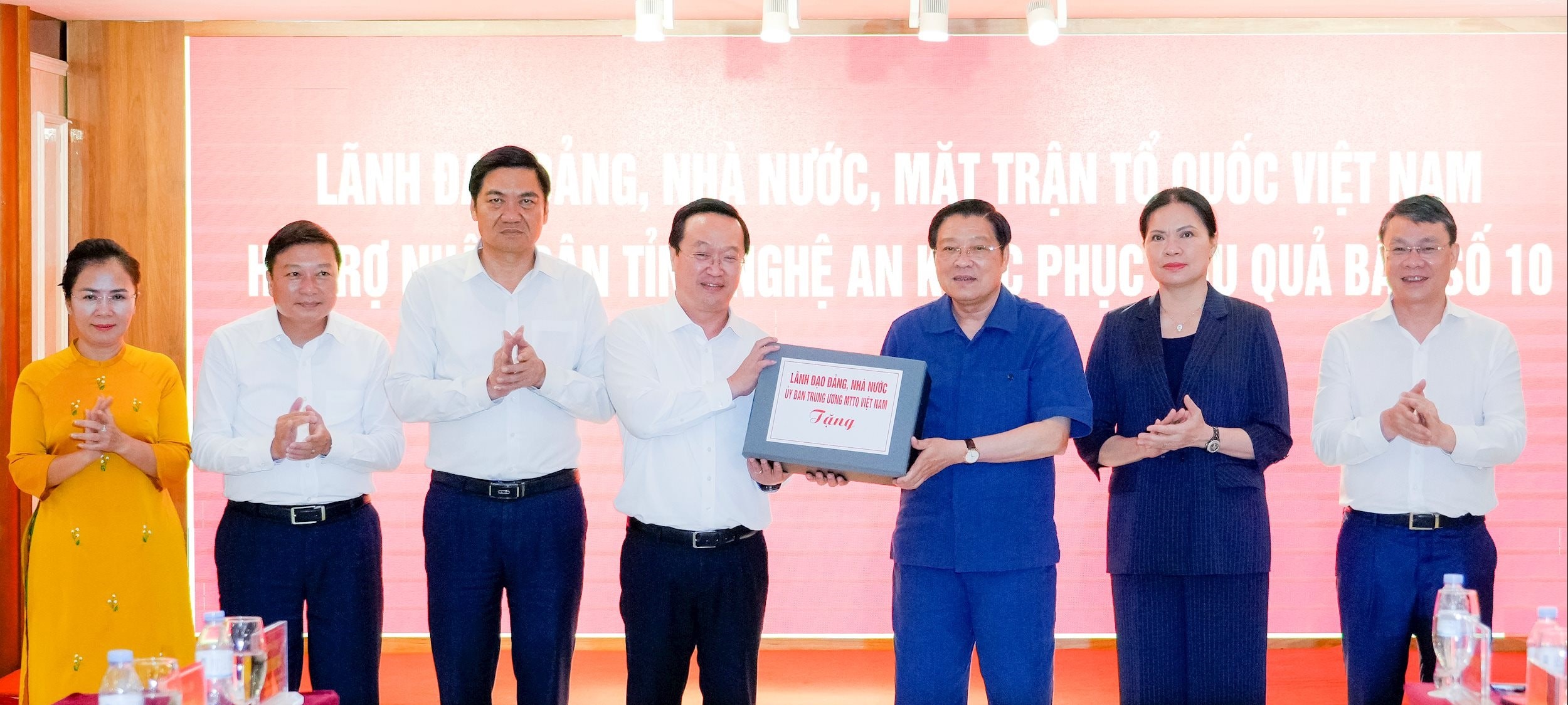Thay mặt lãnh đạo Đảng, Nhà nước, Trưởng ban Nội chính
Trung ương Phan Đình Trạc đã trao hỗ trợ cho Đảng bộ, chính quyền và nhân dân tỉnh Nghệ An. Ảnh: Phạm Bằng