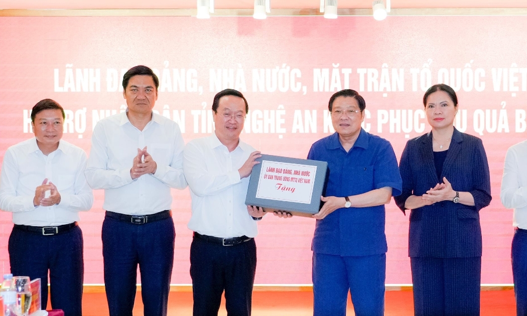 Thay mặt lãnh đạo Đảng, Nhà nước, Trưởng ban Nội chính
Trung ương Phan Đình Trạc đã trao hỗ trợ cho Đảng bộ, chính quyền và nhân dân tỉnh Nghệ An. Ảnh: Phạm Bằng
