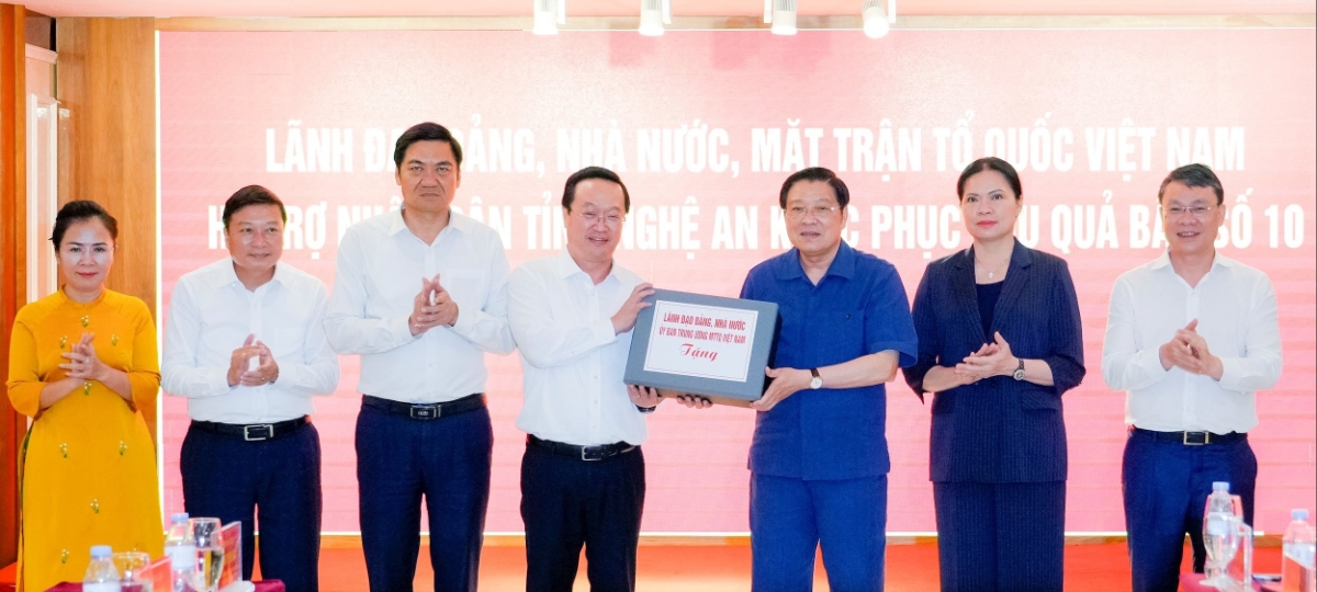 Thay mặt lãnh đạo Đảng, Nhà nước, Trưởng ban Nội chính
Trung ương Phan Đình Trạc đã trao hỗ trợ cho Đảng bộ, chính quyền và nhân dân tỉnh Nghệ An. Ảnh: Phạm Bằng