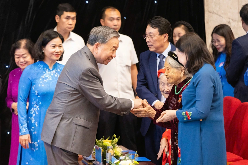 Tổng Bí thư Tô Lâm trò chuyện cùng các đại biểu tham dự Lễ kỷ niệm. Ảnh: LHPN