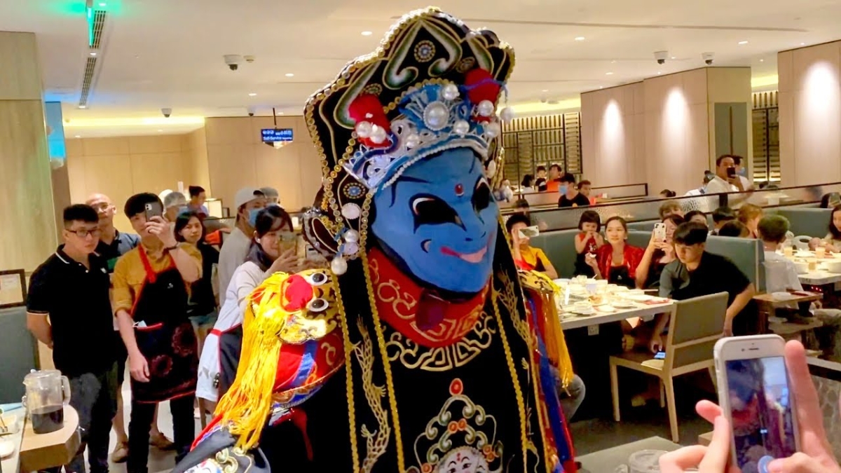 Nghệ thuật Biến Diện (múa đổi mặt) tại&nbsp;Haidilao được khách hàng trẻ 