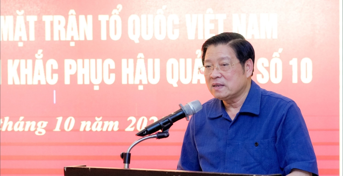 Trưởng Ban Nội chính Trung ương Phan Đình Trạc gửi lời thăm hỏi, chia sẻ sâu sắc của Tổng Bí thư Tô Lâm và các đồng chí lãnh đạo Đảng, Nhà nước, MTTQ Việt Nam trước những mất mát, thiệt hại của nhân dân Nghệ An. Ảnh: Phạm Bằng