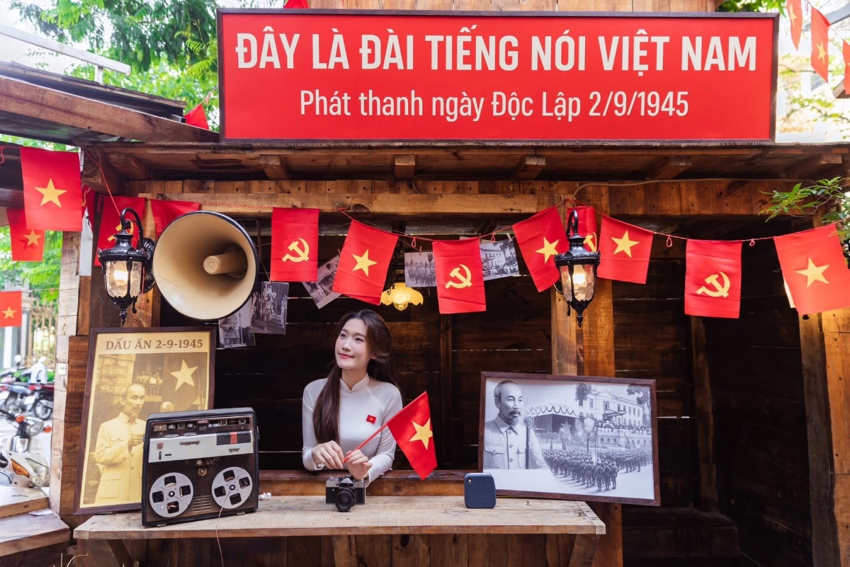 Các quán cà phê tạo không gian để giới trẻ "flex" tình yêu Tổ quốc theo cách riêng.