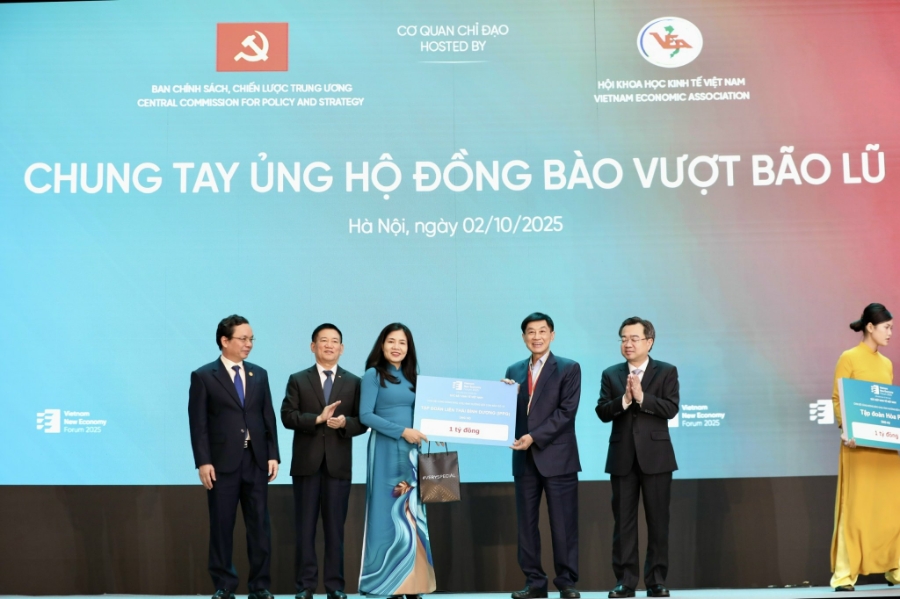 Đại diện Tập đoàn Liên Thái Bình Dương (IPPG) trao tặng 1 tỷ đồng. Ảnh: Việt Dũng.
