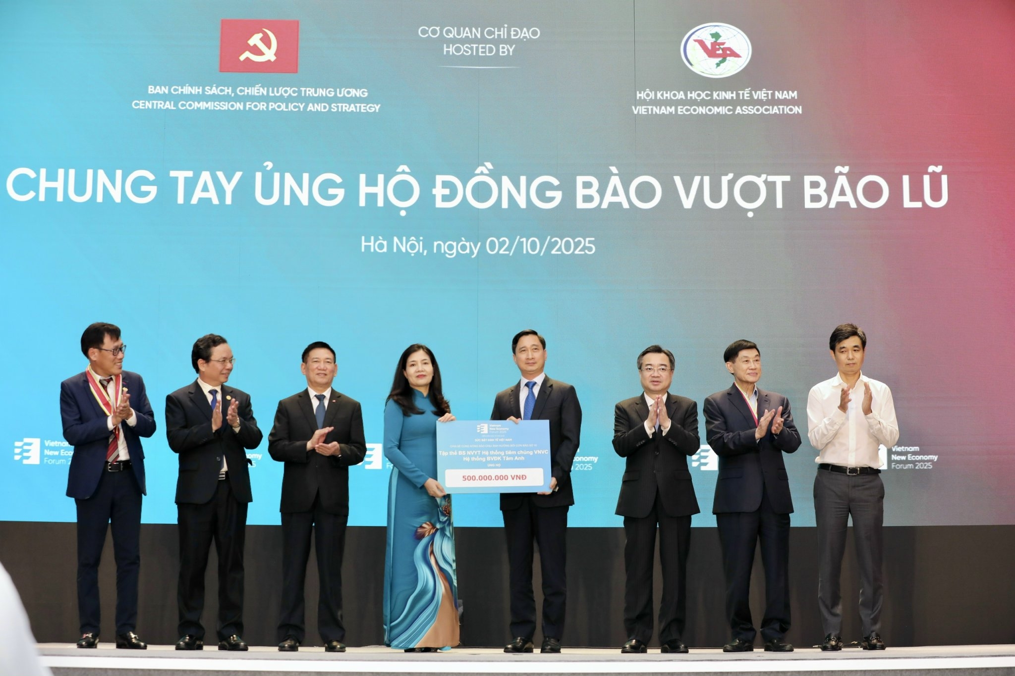 Đại diện Hệ thống tiêm chủng VNVC, Hệ thống Bệnh viện Đa khoa Tâm Anh trao tặng 500 triệu đồng. Ảnh: Việt Dũng.