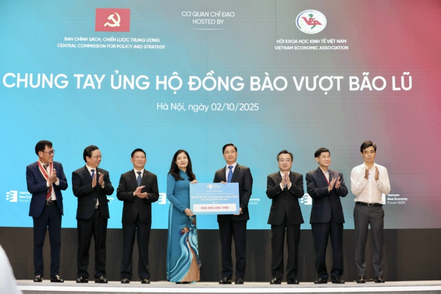 Đại diện Hệ thống tiêm chủng VNVC, Hệ thống Bệnh viện Đa khoa Tâm Anh trao tặng 500 triệu đồng. Ảnh: Việt Dũng.