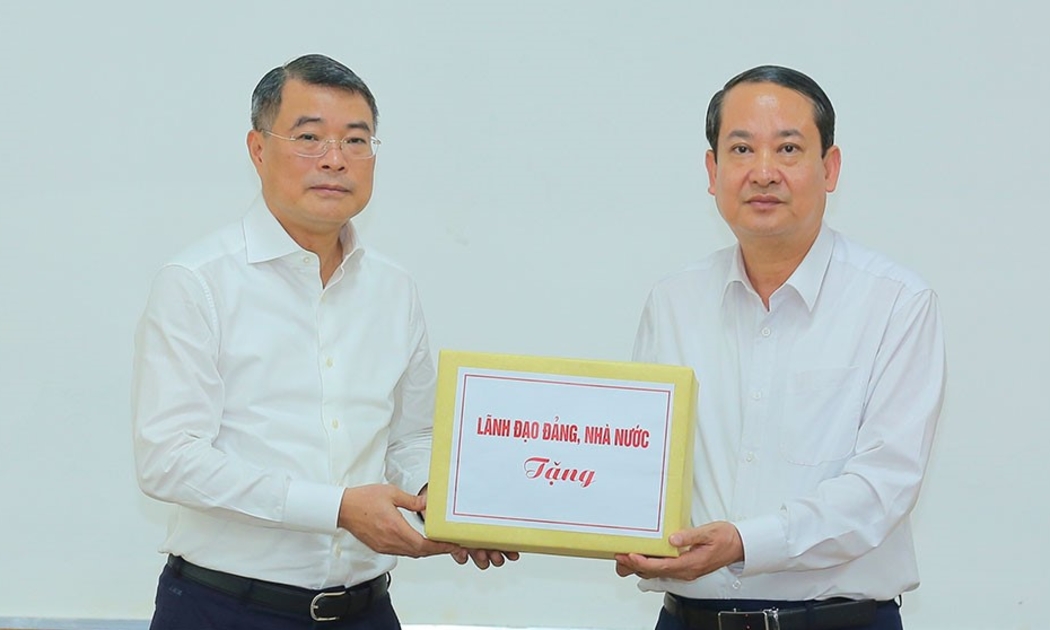 Đồng chí Lê Minh Hưng, Ủy viên Bộ Chính trị, Bí thư Trung ương Đảng, Trưởng Ban Tổ chức Trung ương trao hỗ trợ của lãnh đạo Đảng, Nhà nước cho tỉnh Ninh Bình khắc phục hậu quả bão số 10. Ảnh: Anh Tuấn