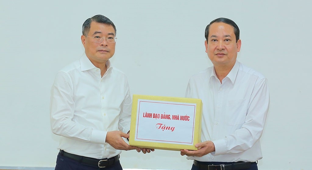 Đồng chí Lê Minh Hưng, Ủy viên Bộ Chính trị, Bí thư Trung ương Đảng, Trưởng Ban Tổ chức Trung ương trao hỗ trợ của lãnh đạo Đảng, Nhà nước cho tỉnh Ninh Bình khắc phục hậu quả bão số 10. Ảnh: Anh Tuấn