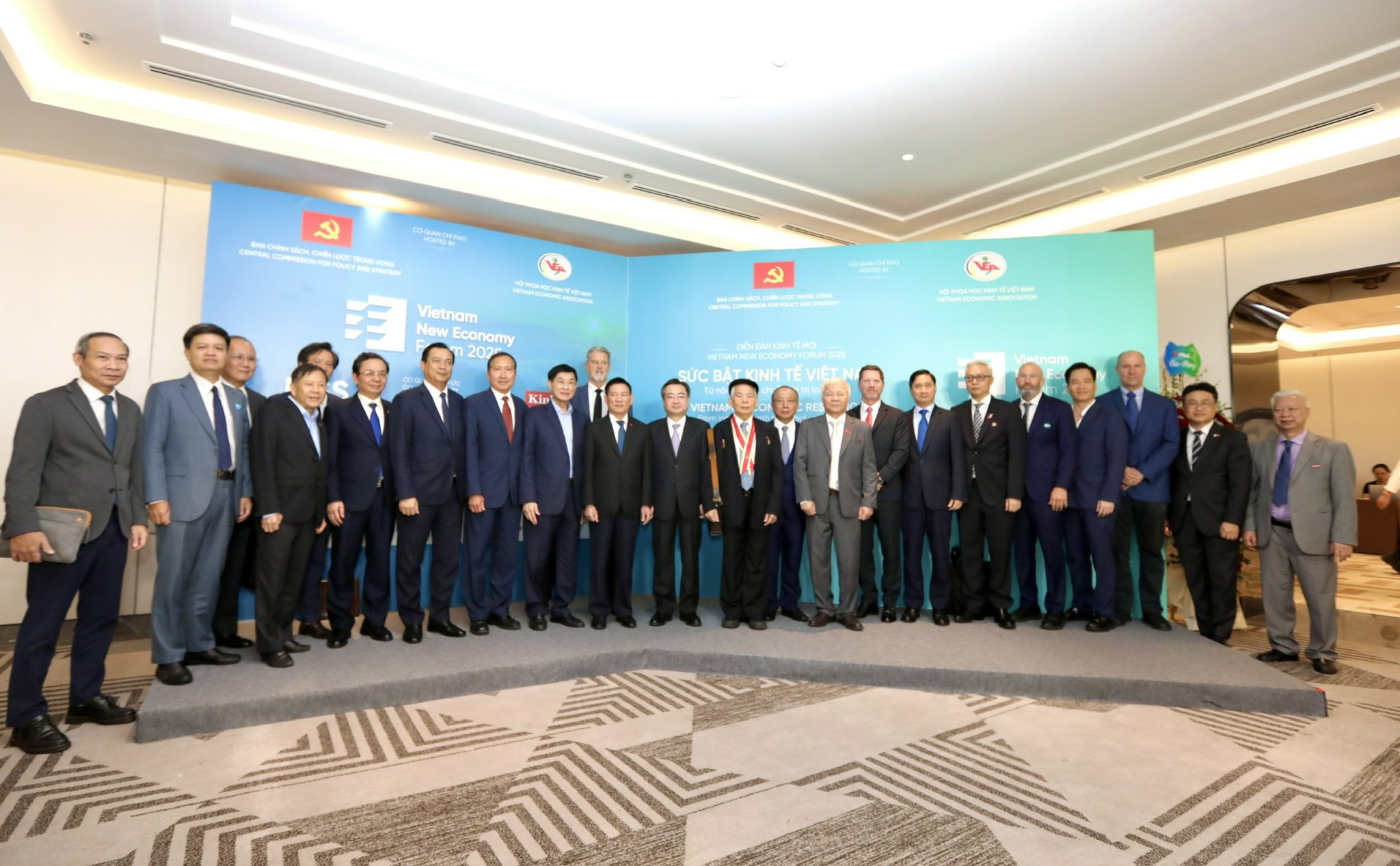 Các đại biểu cùng Ban tổ chức chụp ảnh lưu niệm trước khi tham dự các sự kiện chính trong khuôn khổ Diễn đàn VNEF 2025.