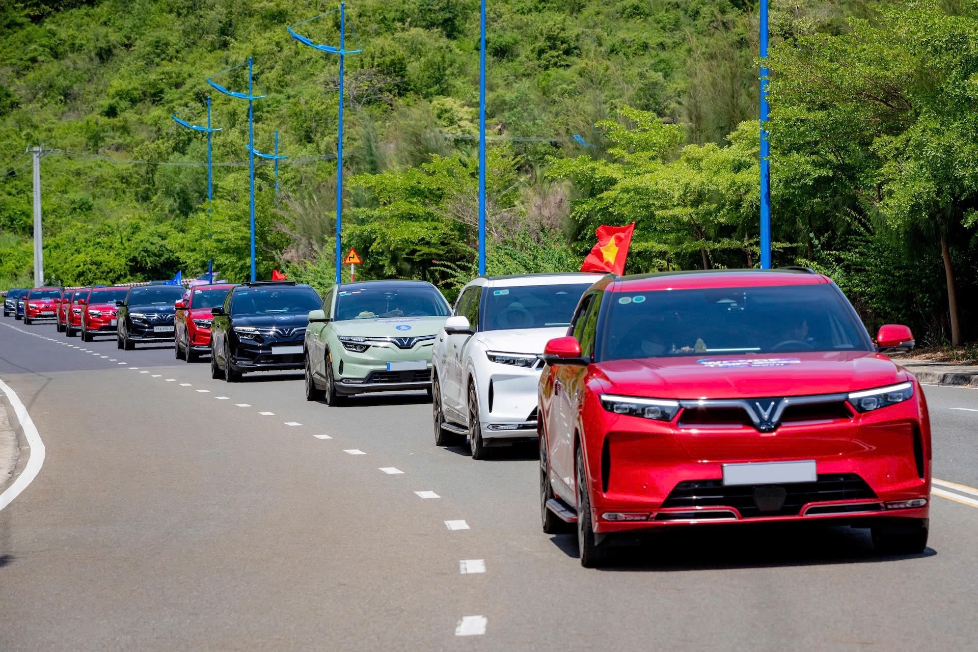 Đến nay, VinFast đã tung ra hàng loạt mẫu xe điện phủ kín tất cả các phân khúc, từ mini-car tới SUV full-size, từ mẫu xe bán tải ý tưởng tới các dòng xe tối ưu cho dịch vụ.