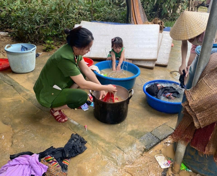 Lực lượng chức năng tại địa phương tích cực hỗ trợ nhân dân dọn dẹp để bà con sớm ổn định cuộc sống