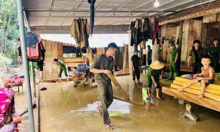 Tất bật dọn dẹp, khôi phục cuộc sống sau bão lũ