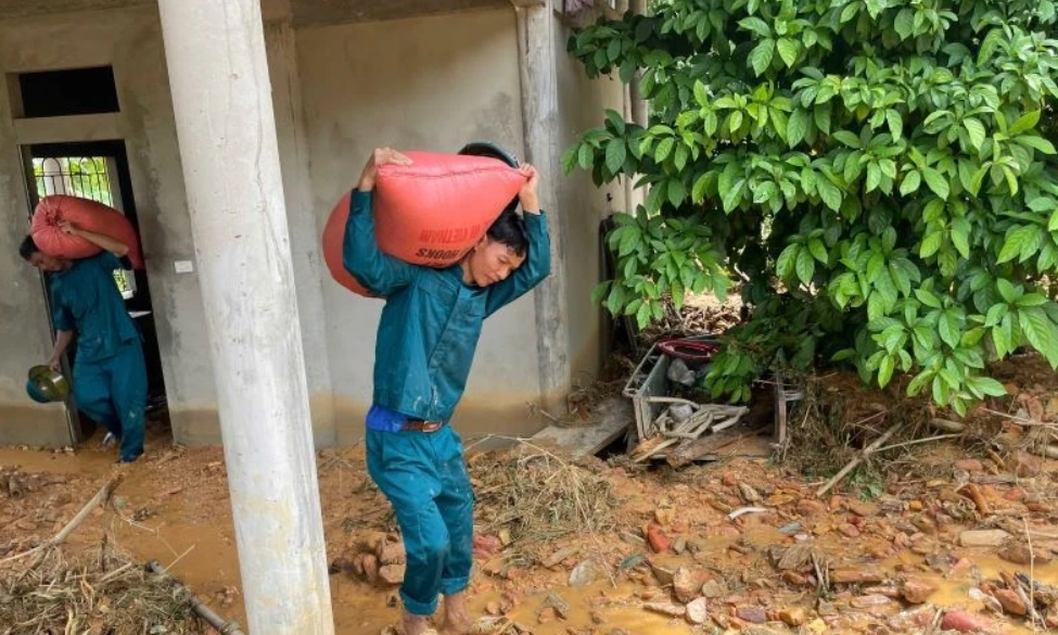 Lực lượng chức năng hỗ trợ người dân di dời tài sản đến nơi an toàn.