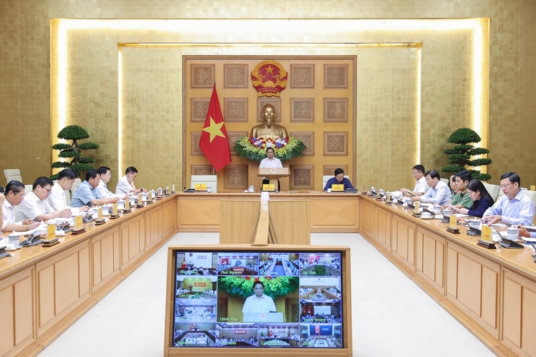 Thủ tướng Phạm Minh Chính chủ trì cuộc họp của Thường trực Chính phủ trực tuyến với các địa phương về công tác khắc phục hậu quả cơn bão số 10 và mưa lũ sau bão - Ảnh: VGP